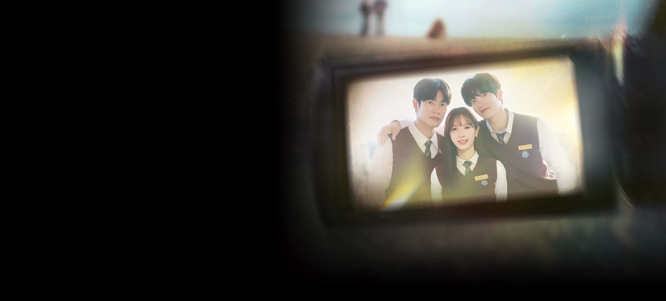 학교 교복을 입은 세 명의 학생이 함께 사진을 찍은 Dive Into You 프로모션 이미지.
