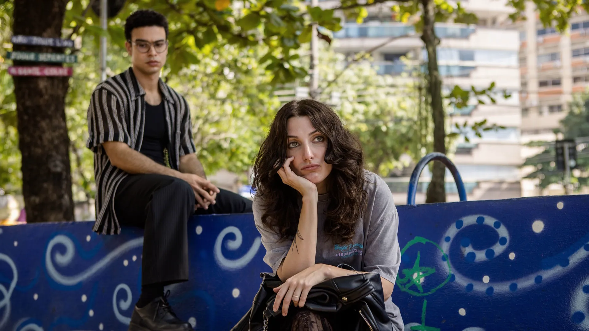 Sérgio Malheiros e Clarice Falcão em cena externa no Rio de Janeiro em Amor da Minha Vida