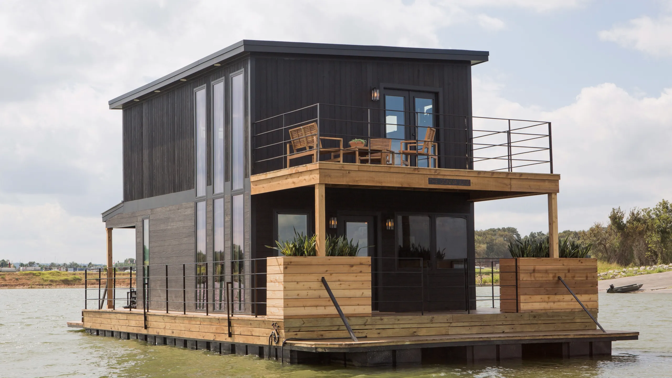 thumbnail - S4:E10 The Floating Fixer Upper