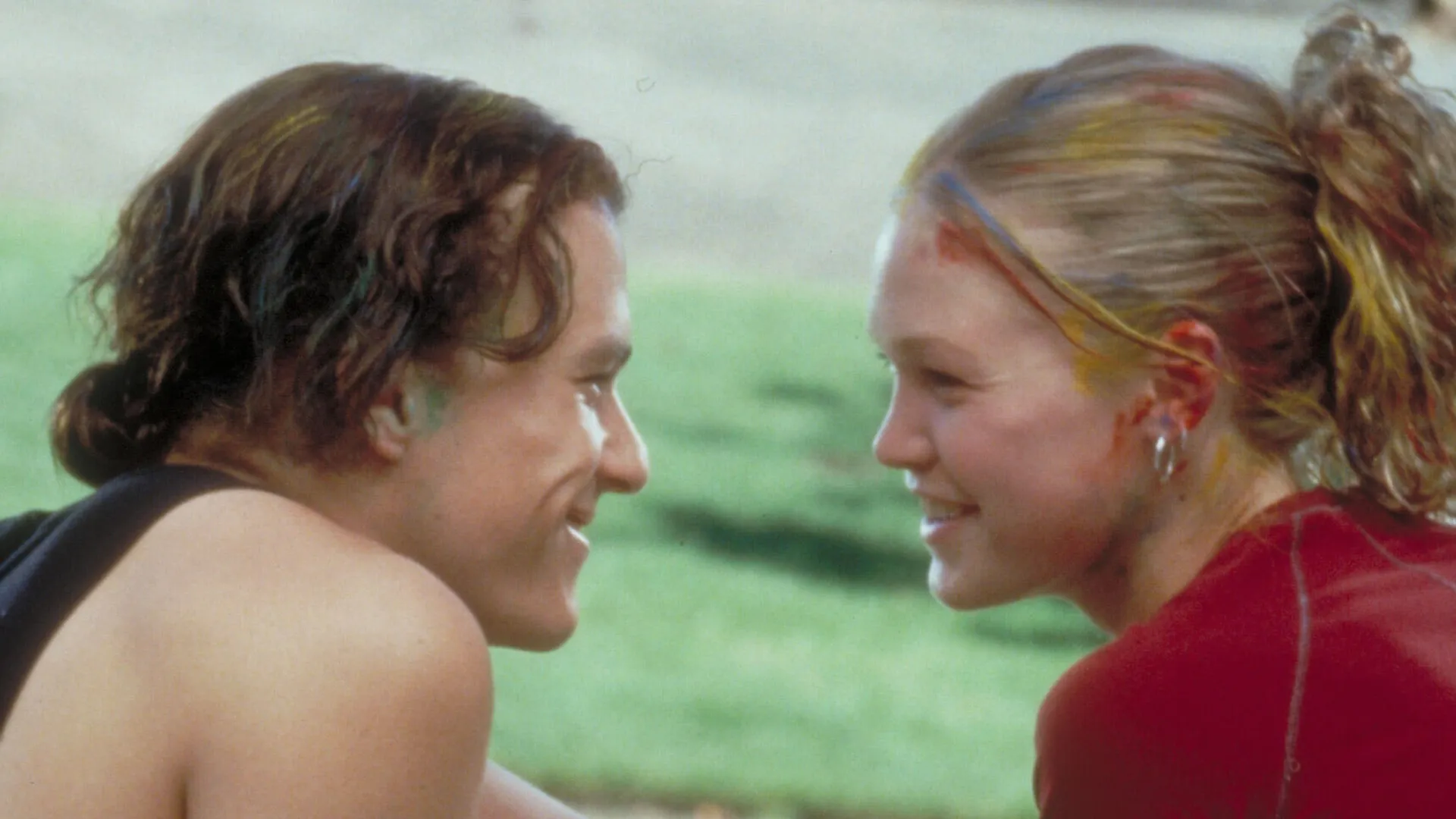 Patrick (Heath Ledger) and Kat (Julia Stiles) face each other with a smile.