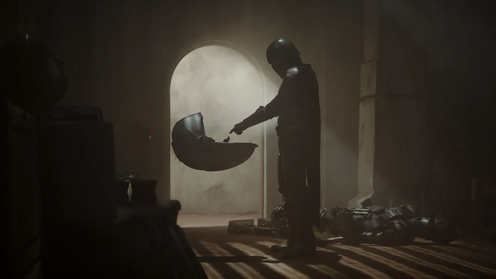 (Da esquerda para a direita) Grogu e o Mandaloriano (Pedro Pascal) em O MANDALORIANO E GROGU, da Lucasfilm. Foto cortesia da Lucasfilm. © 2025 Lucasfilm Ltd™. Todos os direitos reservados.