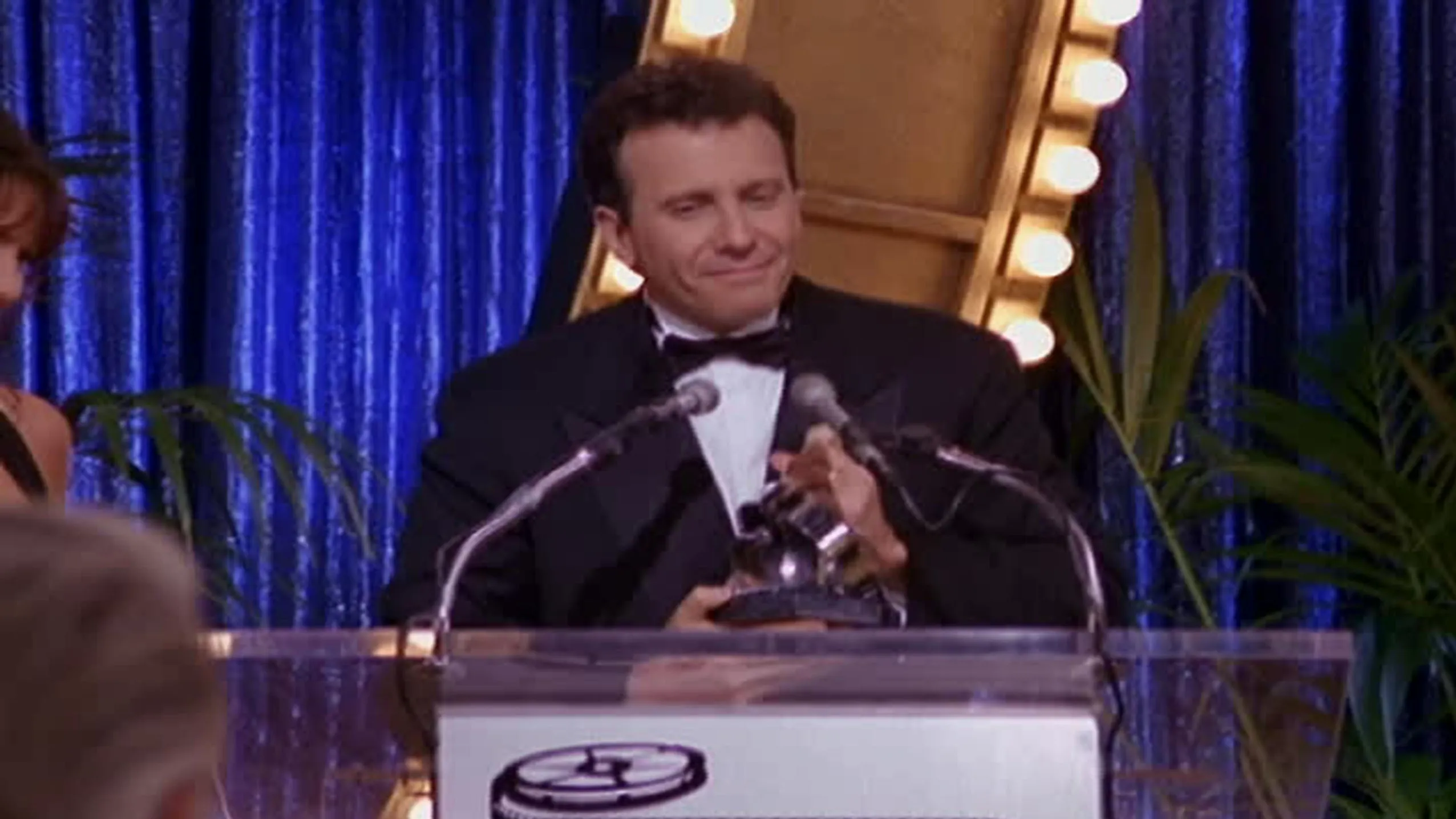 thumbnail - S4:E21 The Award