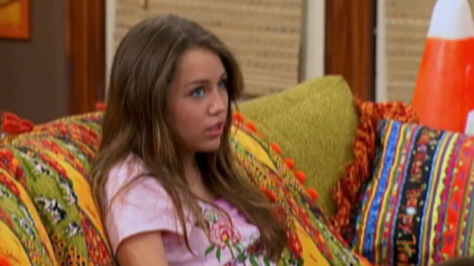 thumbnail - S1:E17 Torn Between Two Hannahs