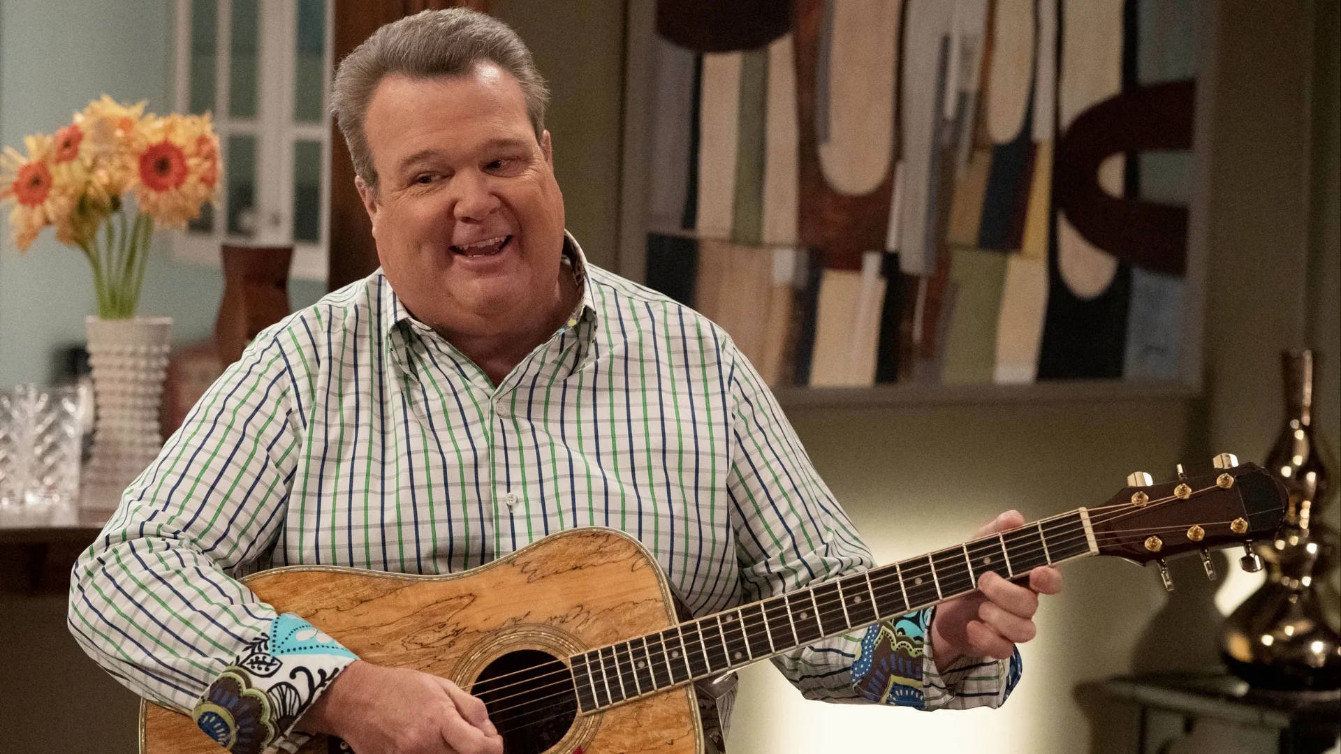 A scene from Modern Family featuring Cameron Tucker played by Eric Stonestreet
