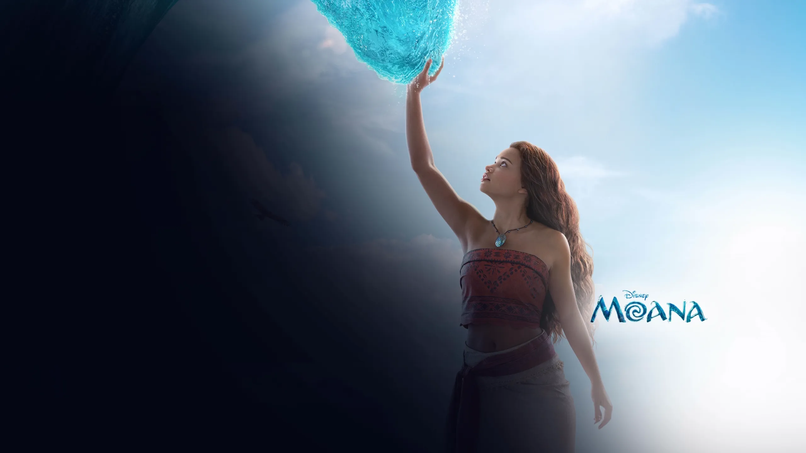 Arte de la película live-action de Moana de Disney con Moana extendiendo la mano hacia una ola bajo un brillante cielo sobre el océano.