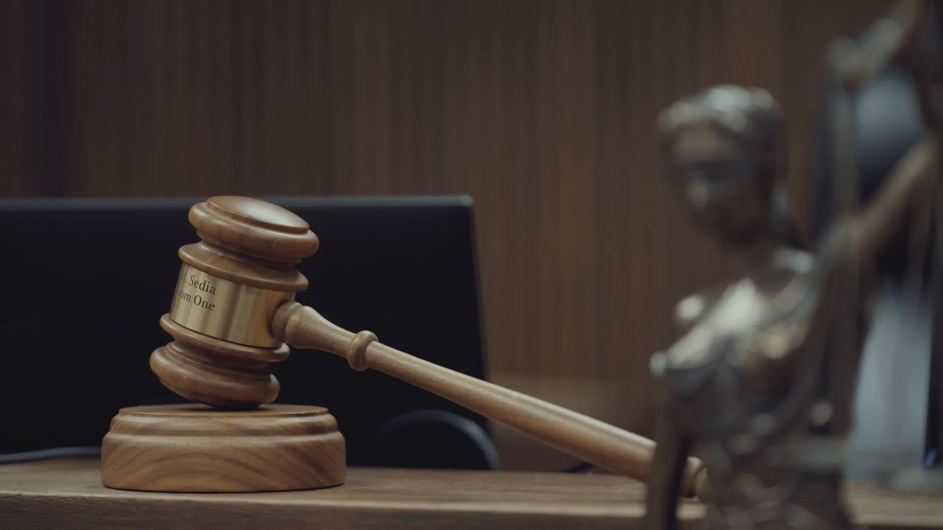 thumbnail - S1:E8 Murderous Cop or Innocent Gunman?