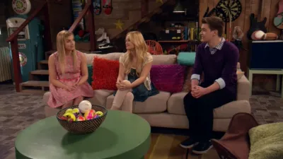 thumbnail - S2:E12 Lindy in the Middle