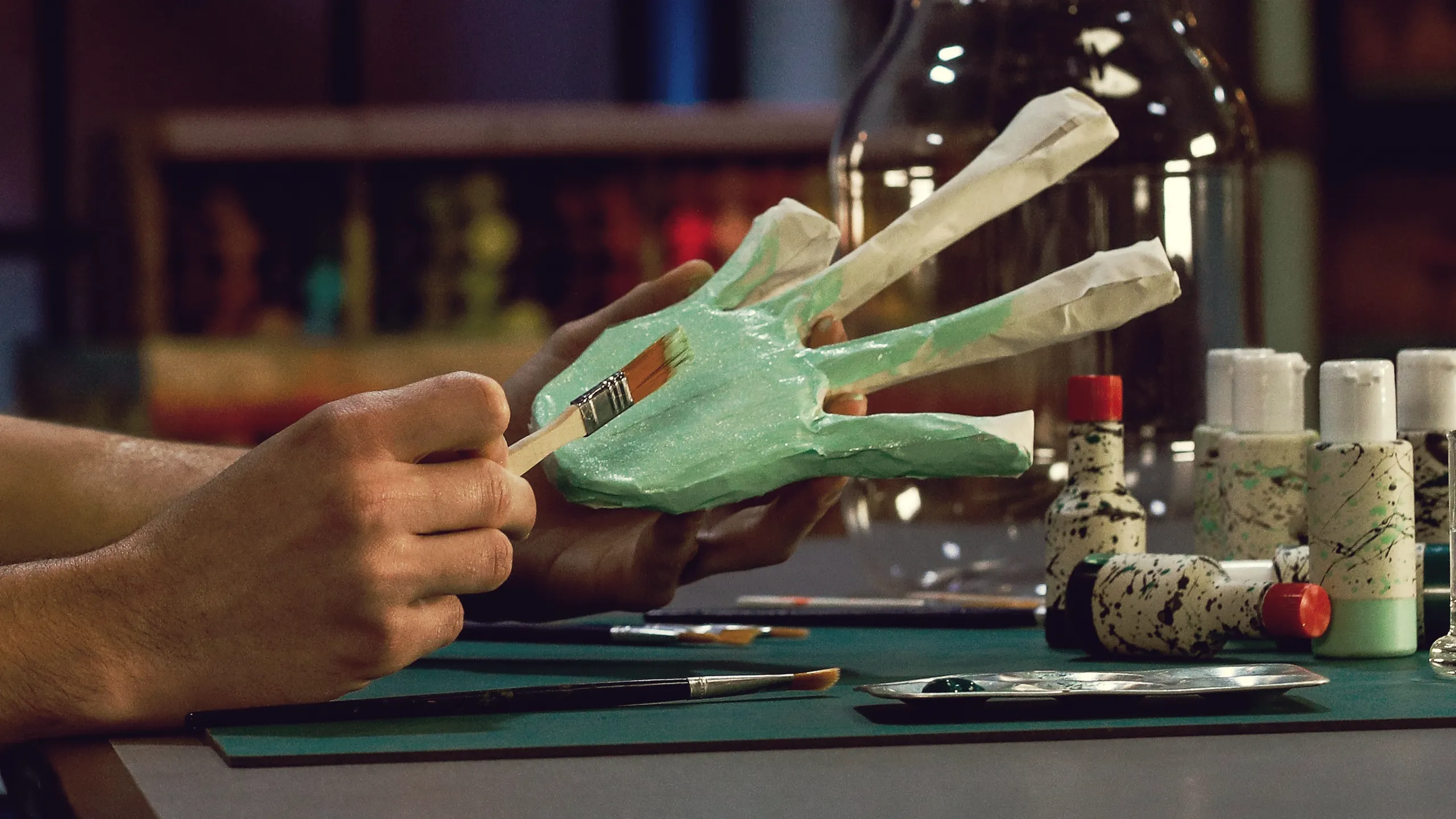 thumbnail - S1:E4 Alien Hand