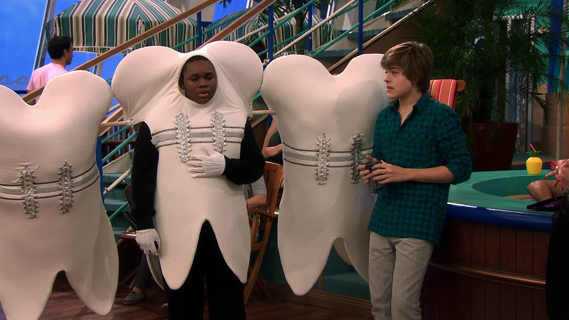 thumbnail - S3:E6 Bon Voyage