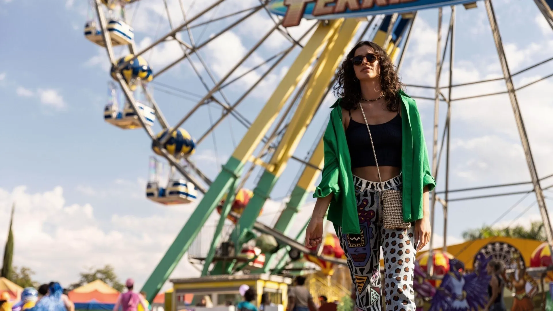 Bruna Marquezine, a personagem Bia, em um parque de diversões em Brasília