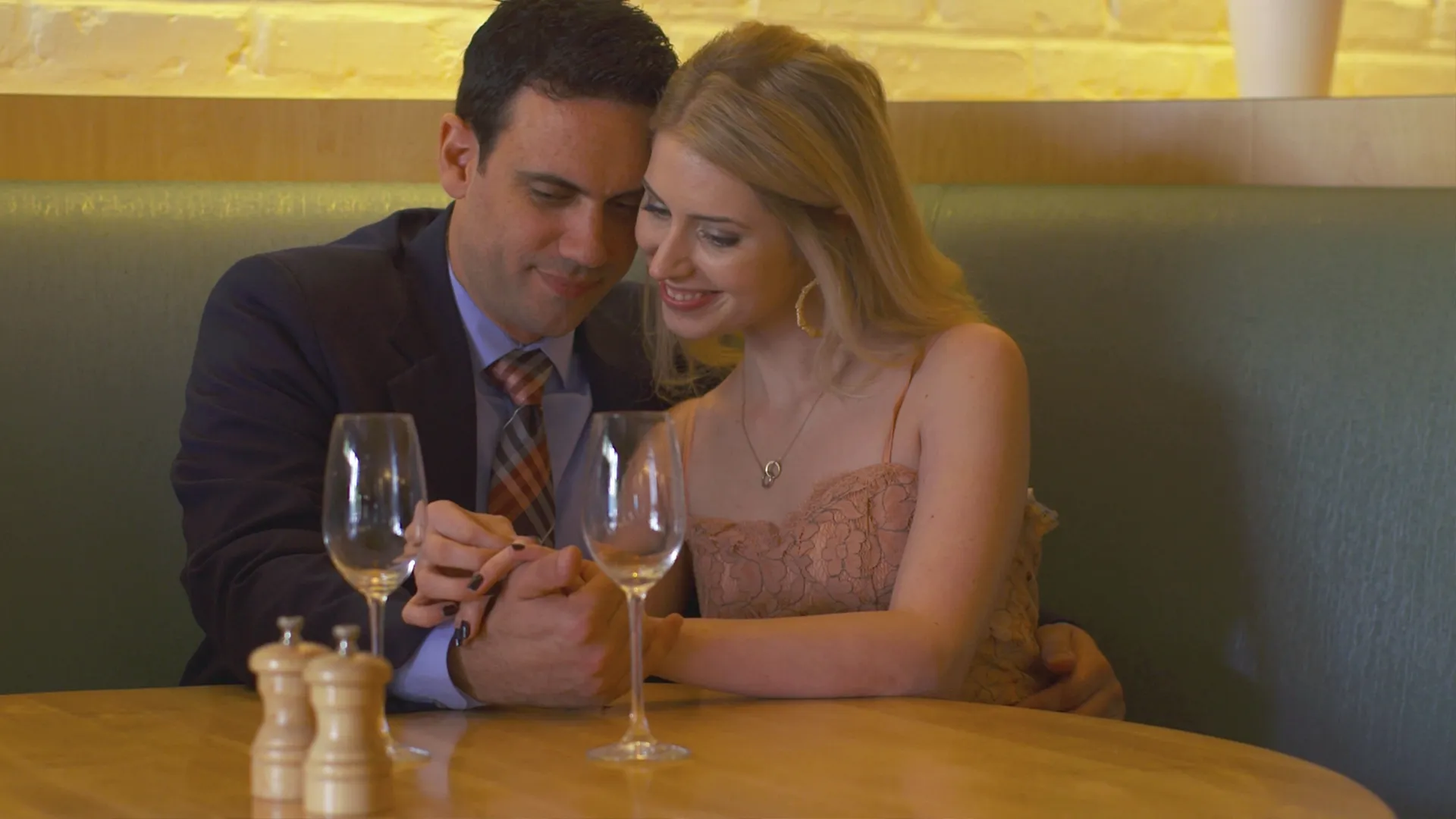 thumbnail - S3:E6 The Honeymoon Killers