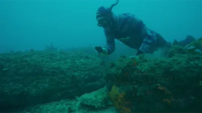 thumbnail - S1:E4 Bitten in Bali