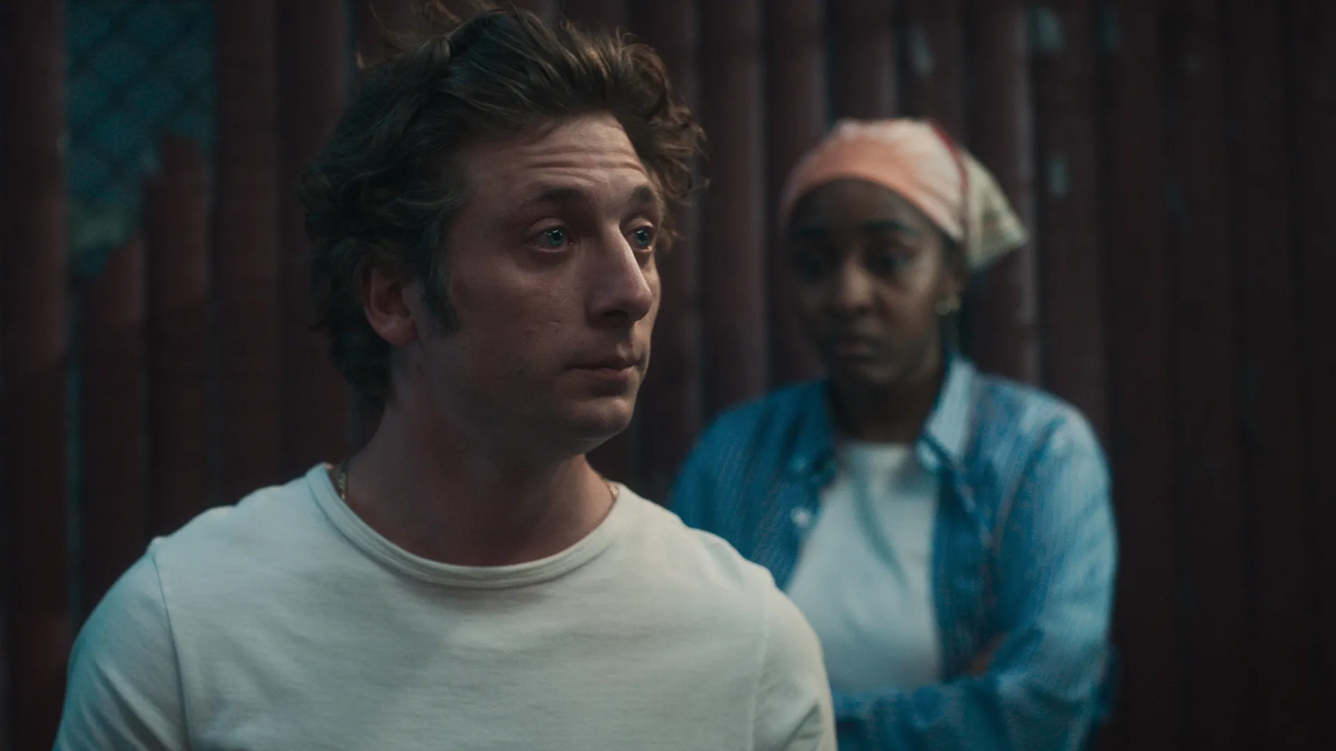 Jeremy Allen White e Ayo Edebri em O Urso