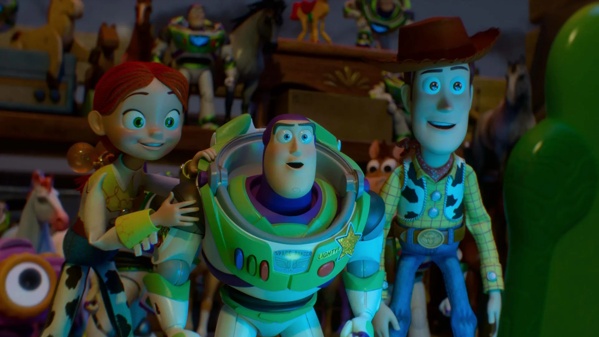 Jessie, Buzz Lightyear e Woody olhando maravilhados para algo fora de cena em Toy Story 5.