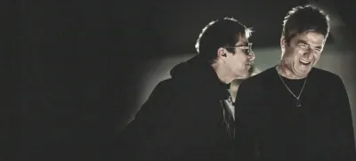 Liam Gallagher e Noel Gallagher nos bastidores da turnê de reencontro Oasis Live '25, retratada em Oasis: Don't Look Back In Anger