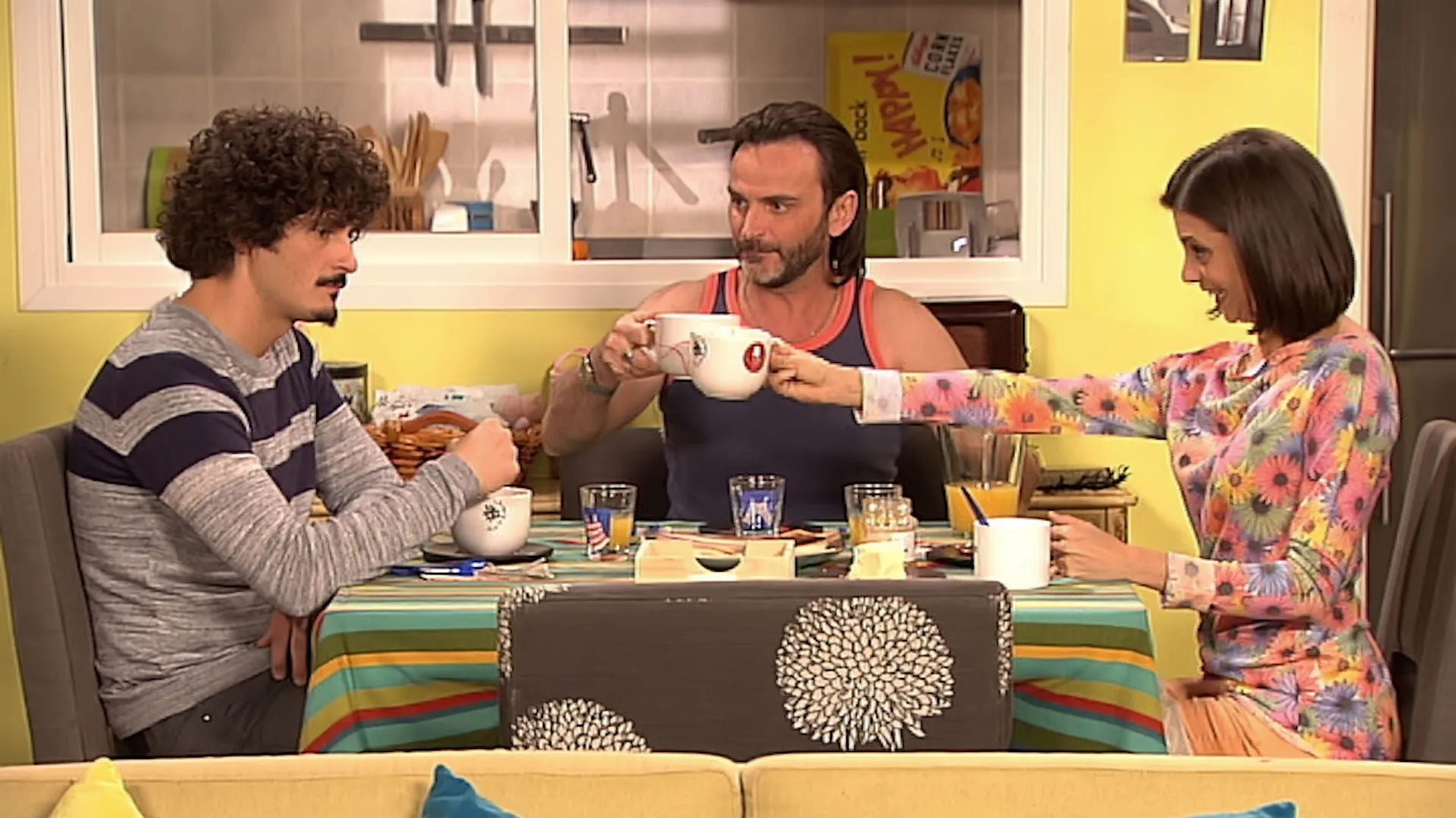 thumbnail - S8:E3 Una piña, una gogó cuarentona y un tiburón con dos penes