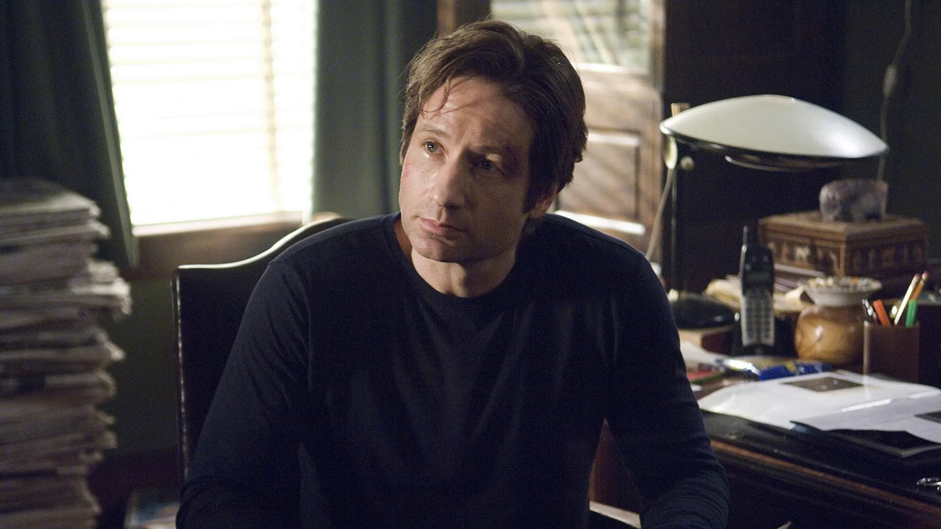 This image features actor David Duchovny, widely known for his roles as Agent Fox Mulder in The X-Files and Hank Moody in Californication.