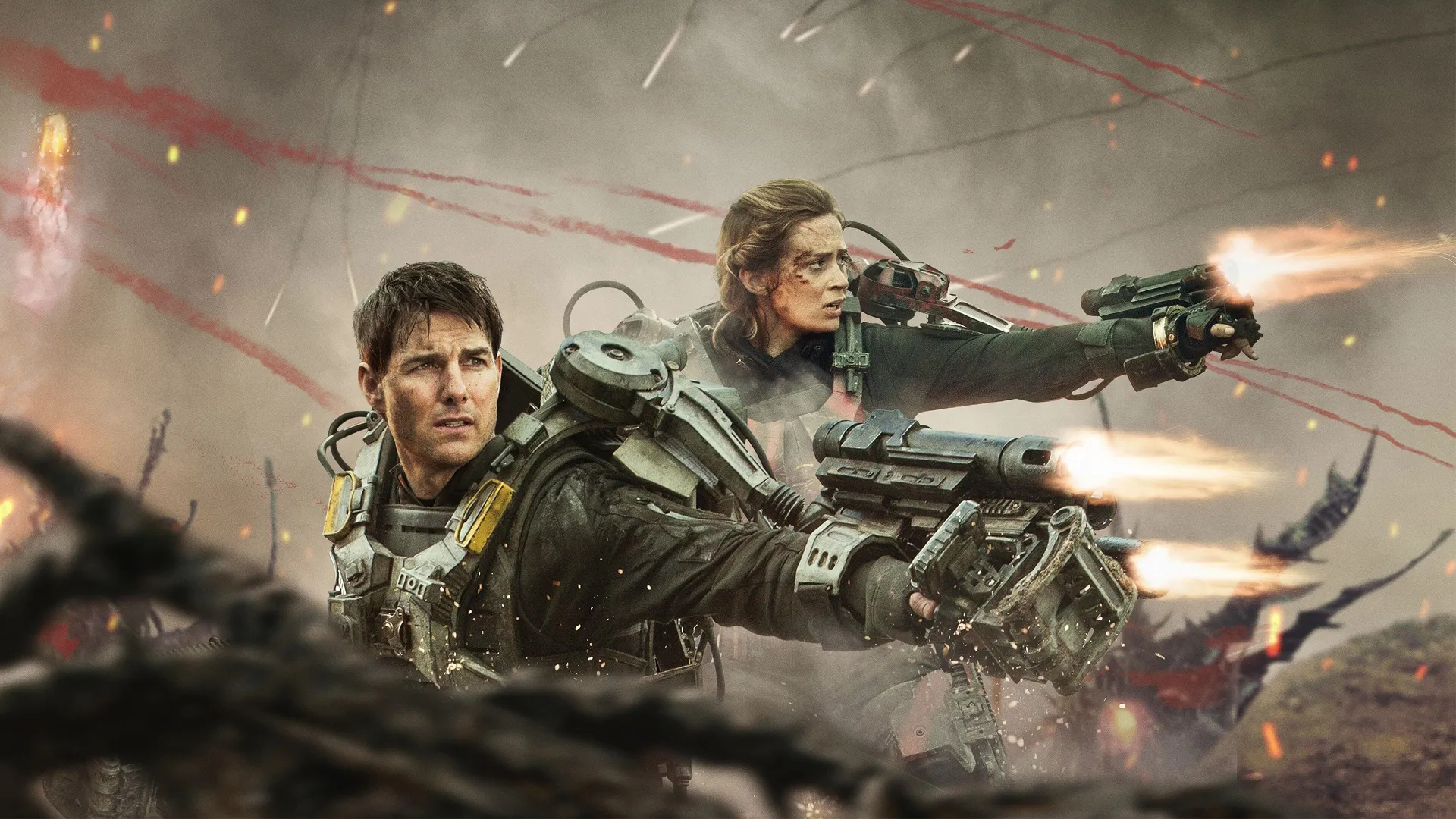 William Cage (Tom Cruise) and Rita Vrataski (Emily Blunt) fighting in their exoskeletons in Edge of Tomorrow.