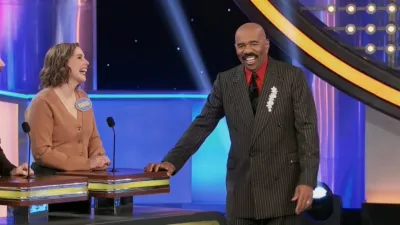 thumbnail - S11:E6 The Harlem Globetrotters vs. The Dallas Cowboys Cheerleaders and Bridget Everett vs. Vanessa Bayer