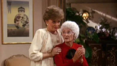 thumbnail - S7:E1 Hey, Look Me Over