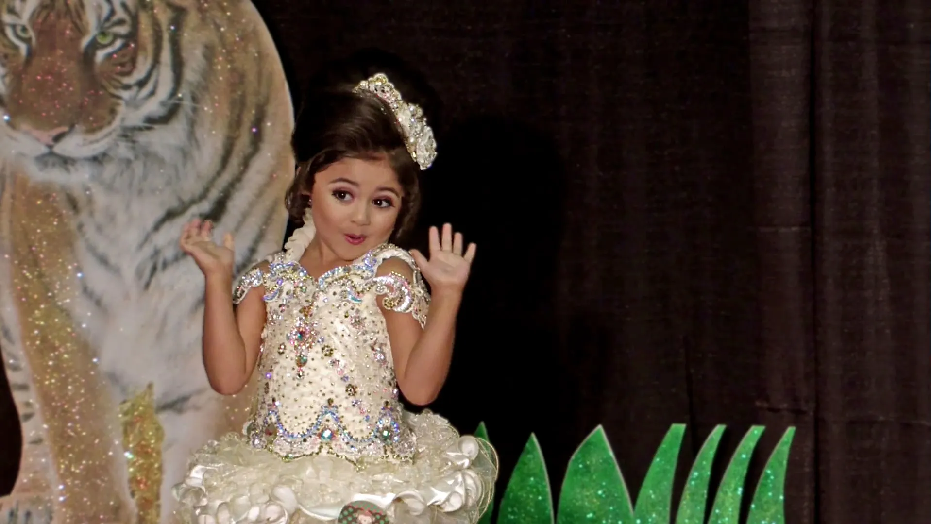 thumbnail - S9:E2 Welcome to the Glitz Jungle!