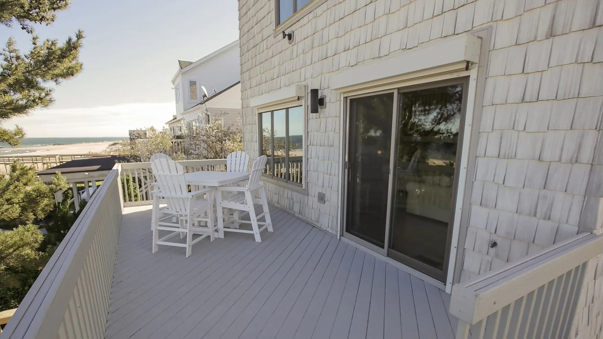 thumbnail - S3:E4 Hampton Beach House Hunt