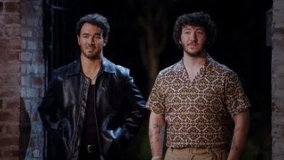 thumbnail - S3:E1 Almost Unfamous