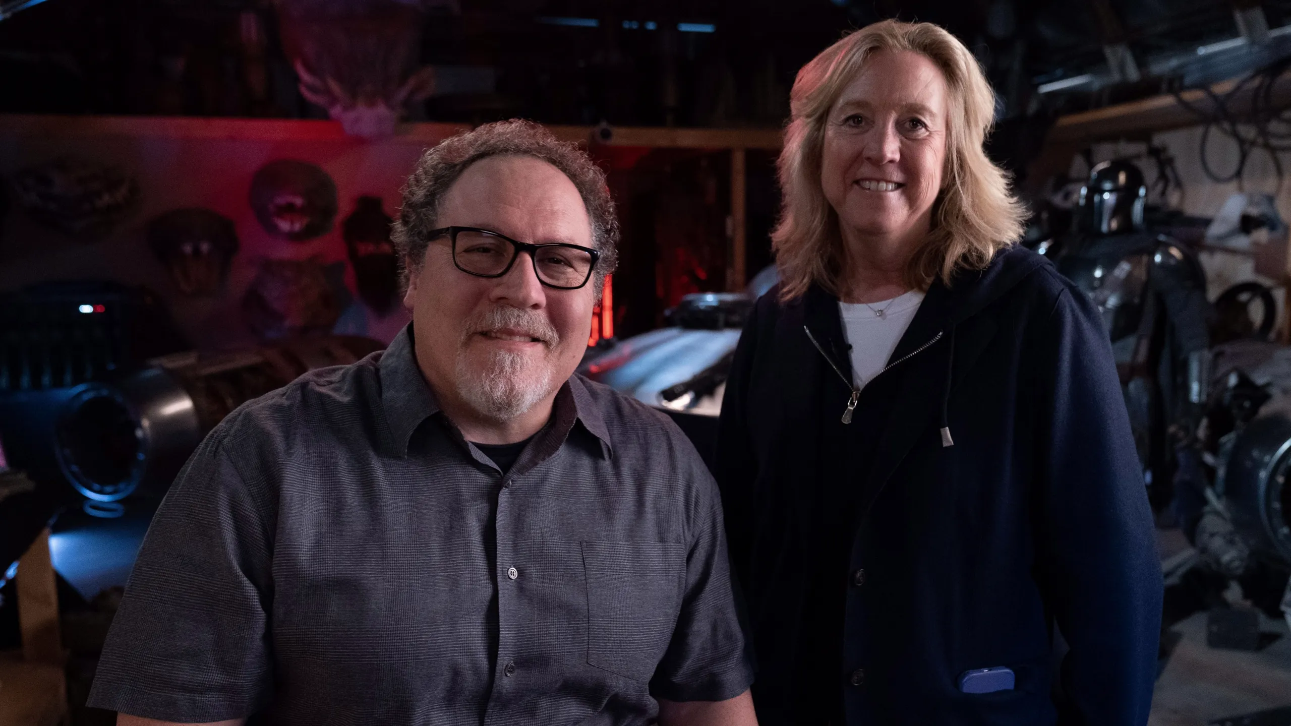 Leslie Iwerks com o diretor de O Mandaloriano e Grogu, Jon Favreau
