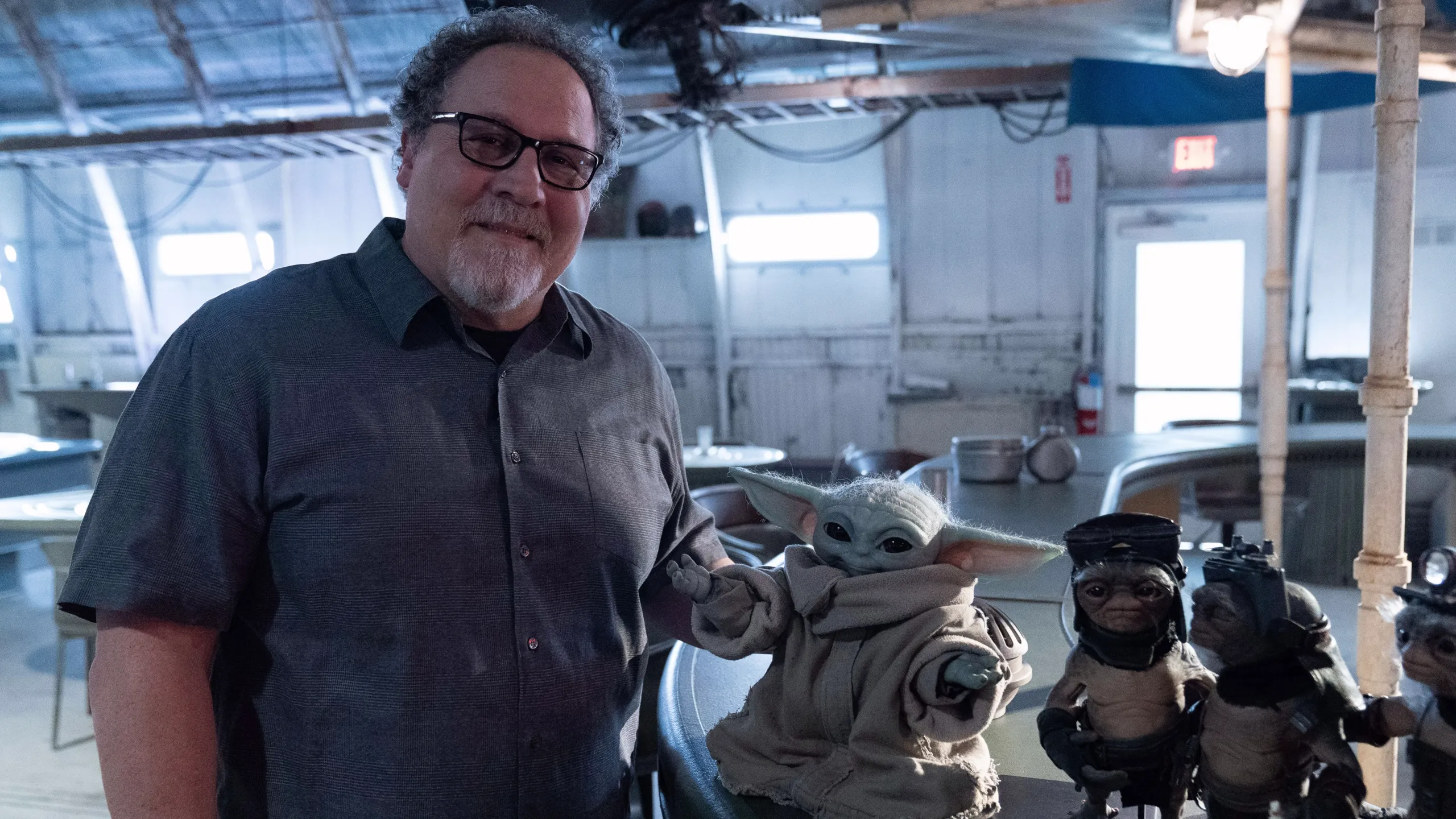 Jon Favreau com a marionete de Grogu em Disney Worldbuilders.