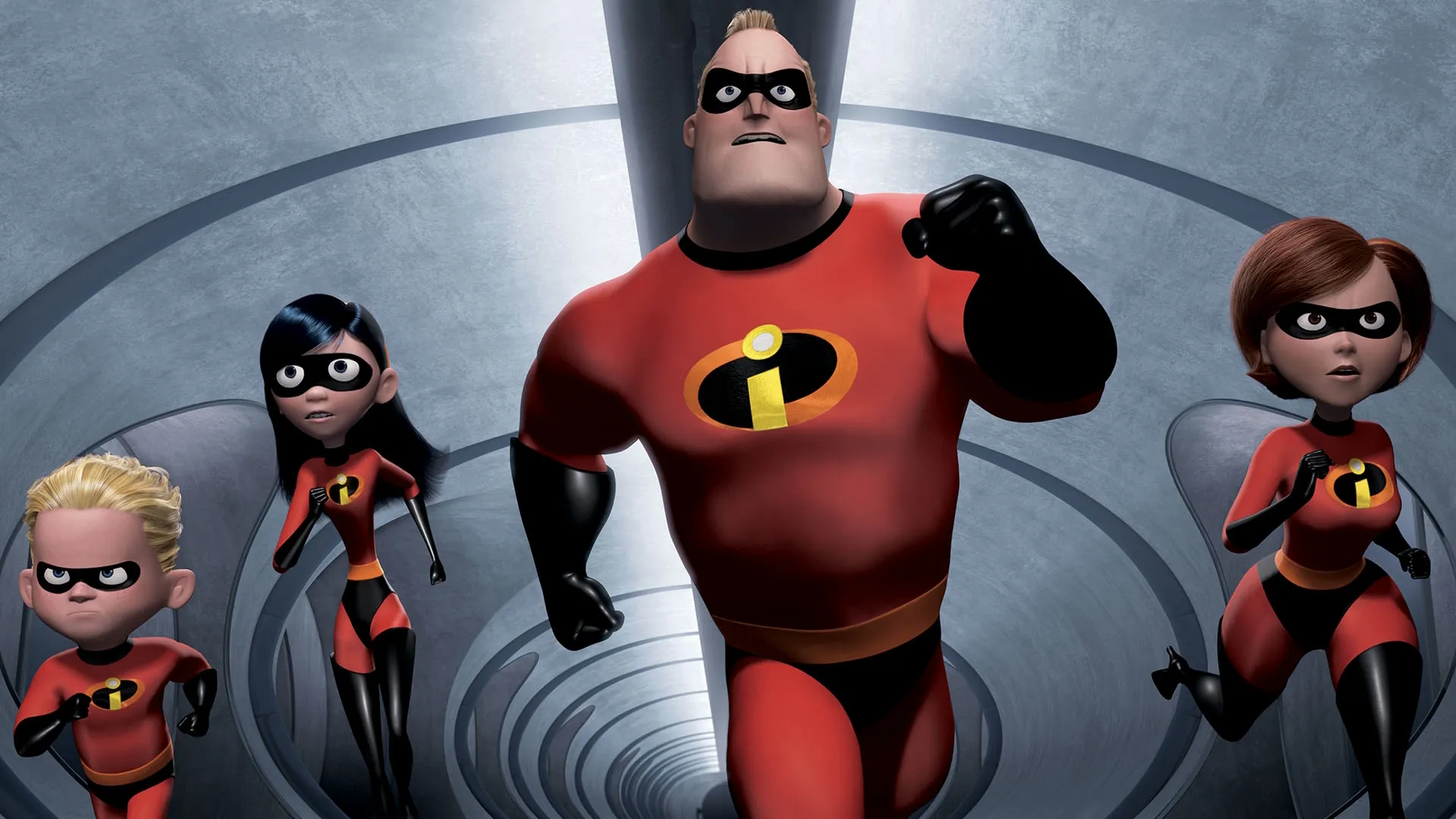Una escena animada de acción de Los Increíbles muestra a Bob Parr/Mr. Increíble (Craig T. Nelson) liderando la carga con expresión decidida, corriendo junto a Helen Parr/Elastigirl (Holly Hunter), Violet Parr (Sarah Vowell) y Dash Parr (Spencer Fox) por un corredor metálico en forma de espiral con trajes de superhéroe rojos y negros a juego