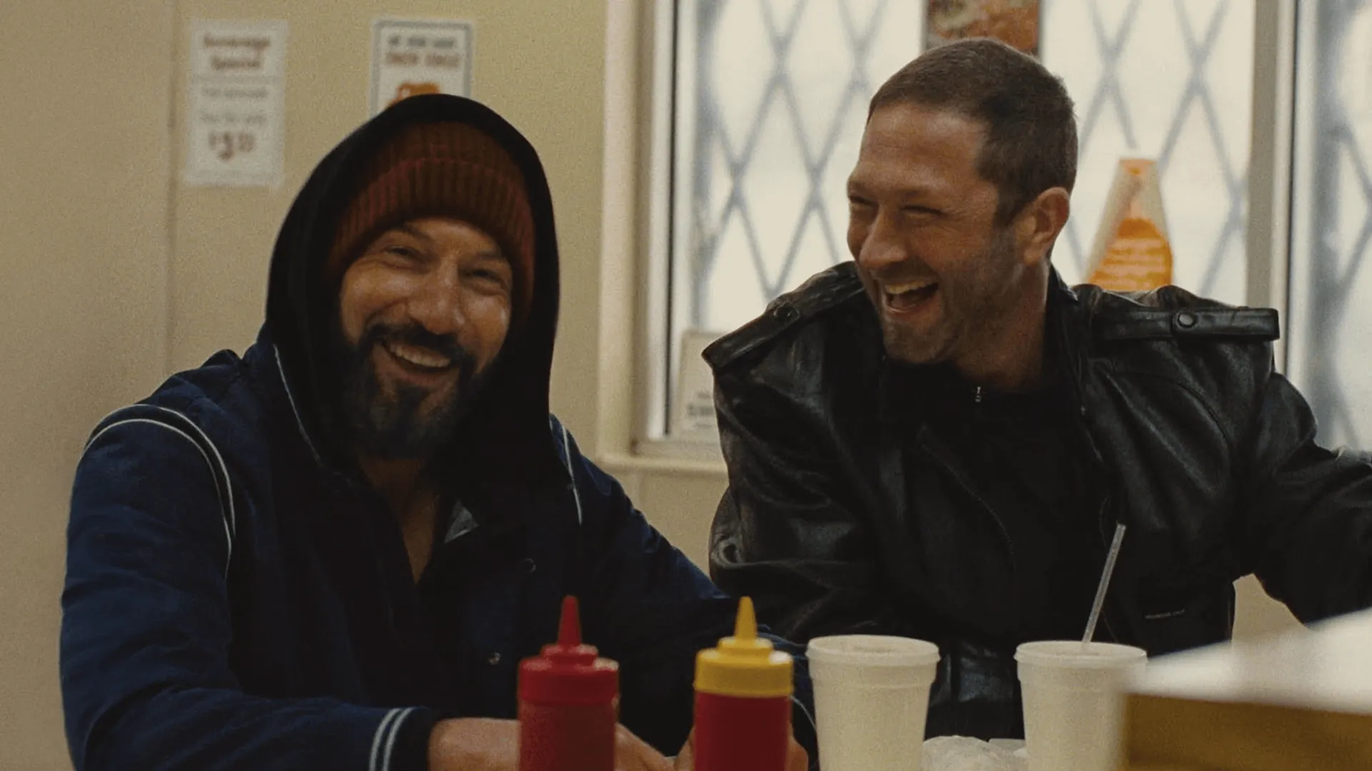 Jon Bernthal (à esquerda) e Ebon Moss-Bachrach (à direita) em uma cena de O Urso
