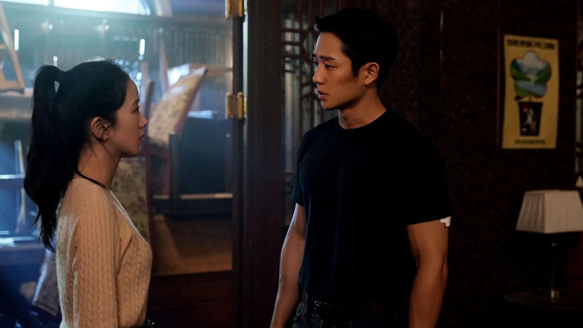 Eun Yeong-ro (Jisoo) with Lim Soo-ho (Jung Hae-In).