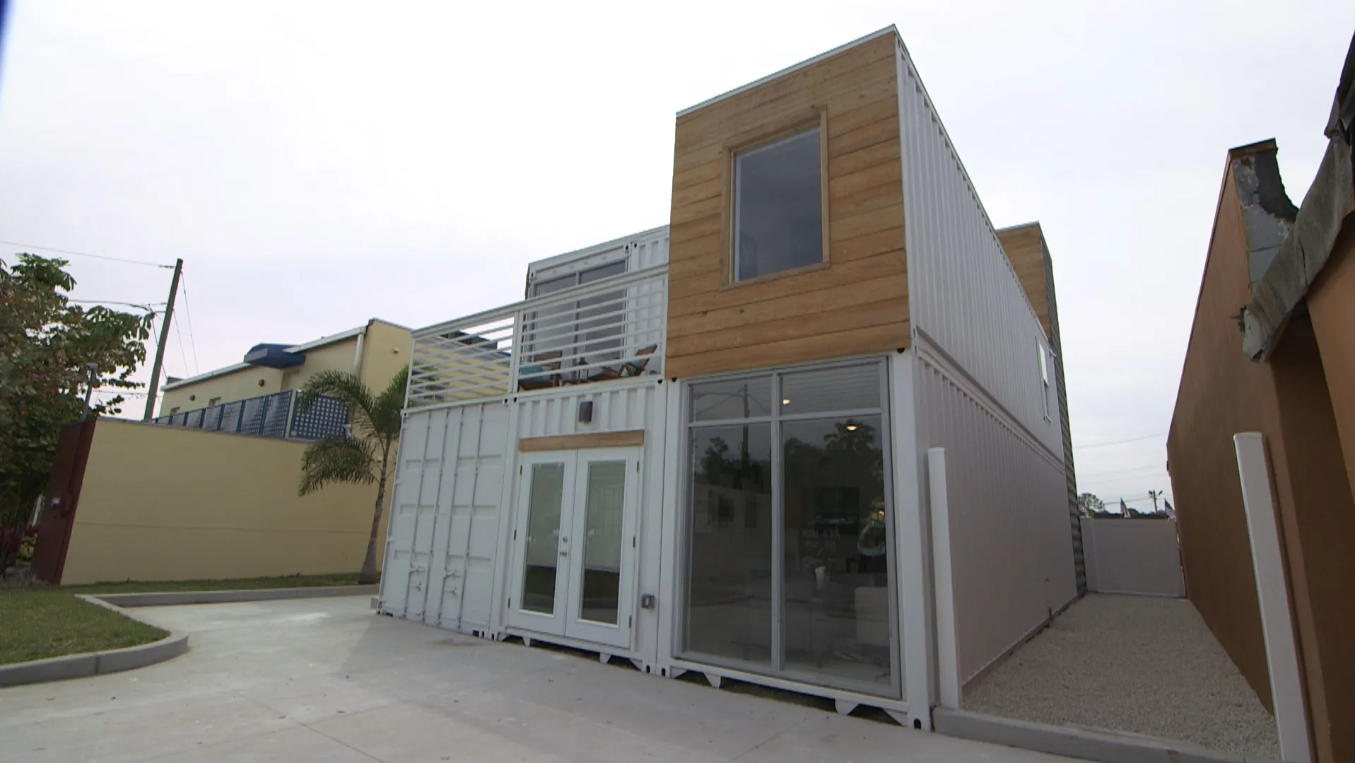 thumbnail - S1:E5 Industrial Chic Container Home