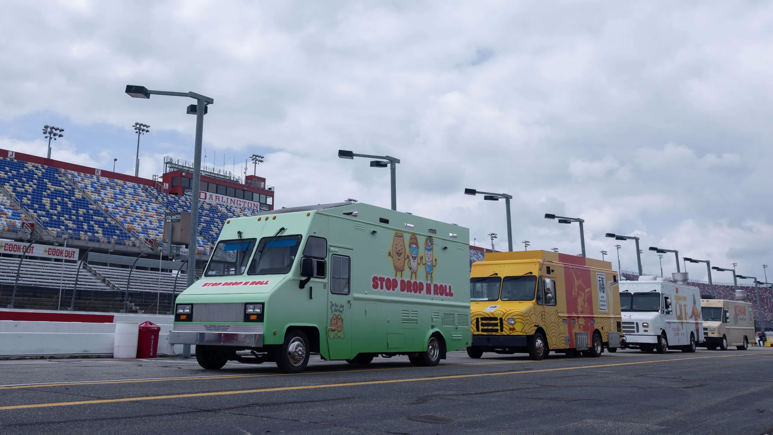 thumbnail - S18:E5 Truckin' Awesome: Darlington Dash
