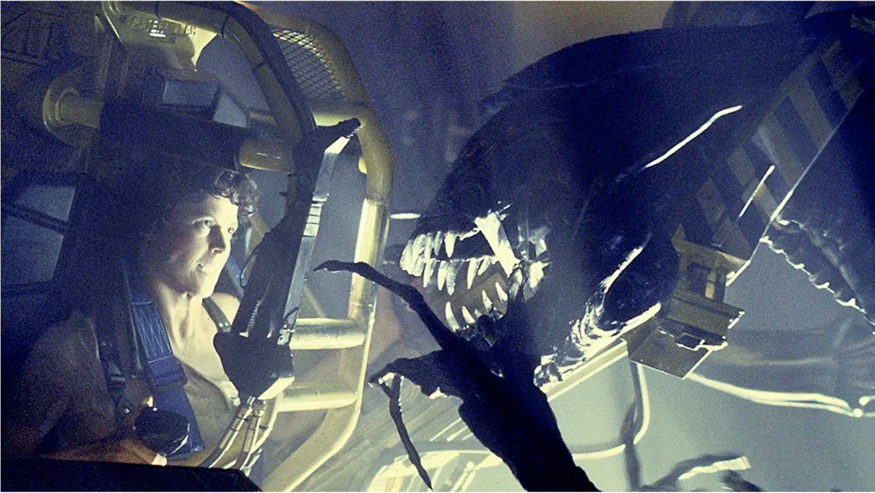 Ellen Ripley (Signourey Weaver) carrying a child (Newt) while holding a gun.