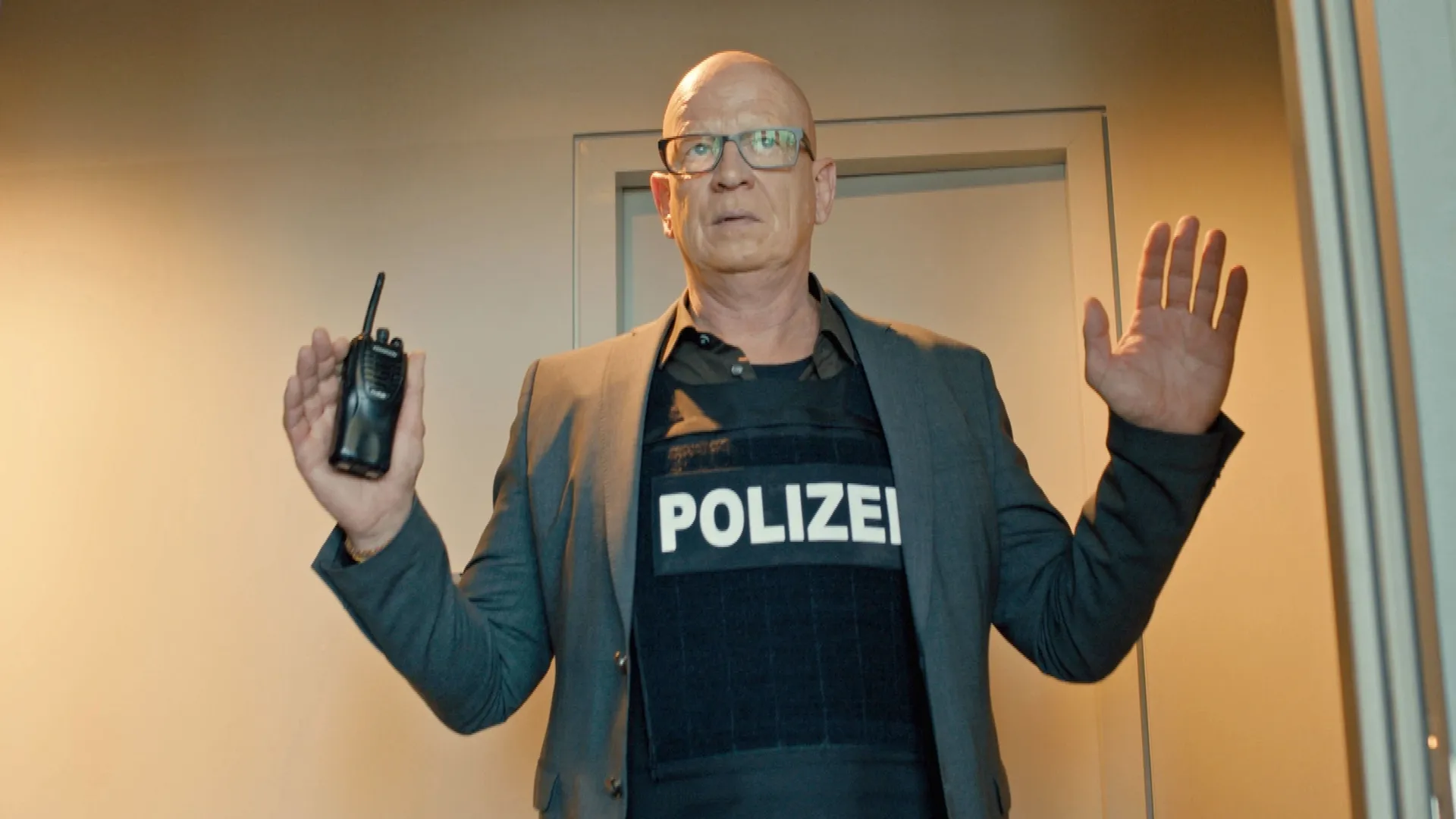 thumbnail - S1:E9 Mit Herz und Bombe