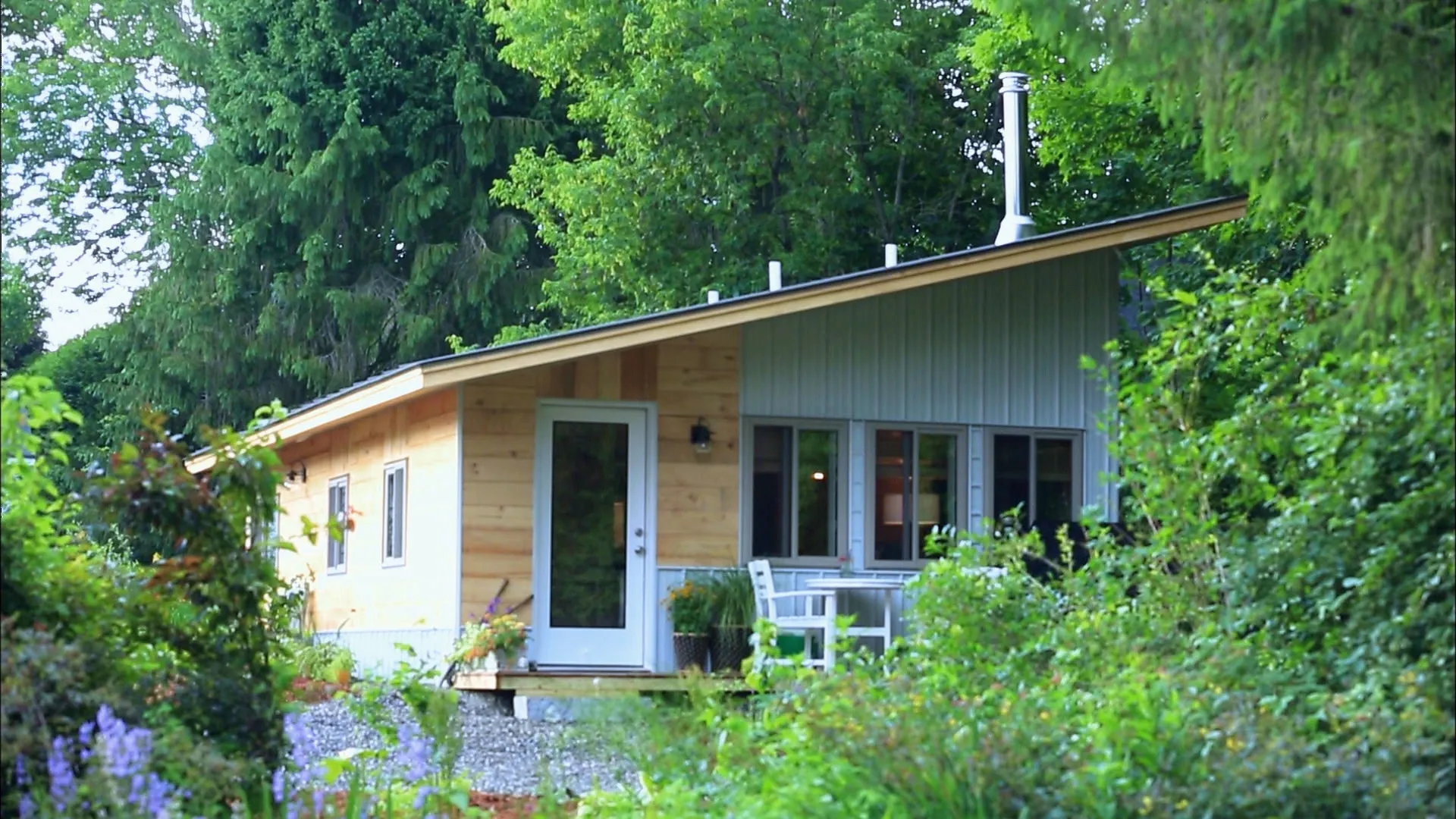 thumbnail - S1:E6 493 Sq Ft Vermont Chalet