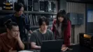 『殺し屋たちの店 2』のキャストたちがPCの前に集まっている