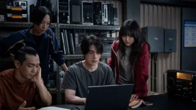 『殺し屋たちの店 2』のキャストたちがPCの前に集まっている