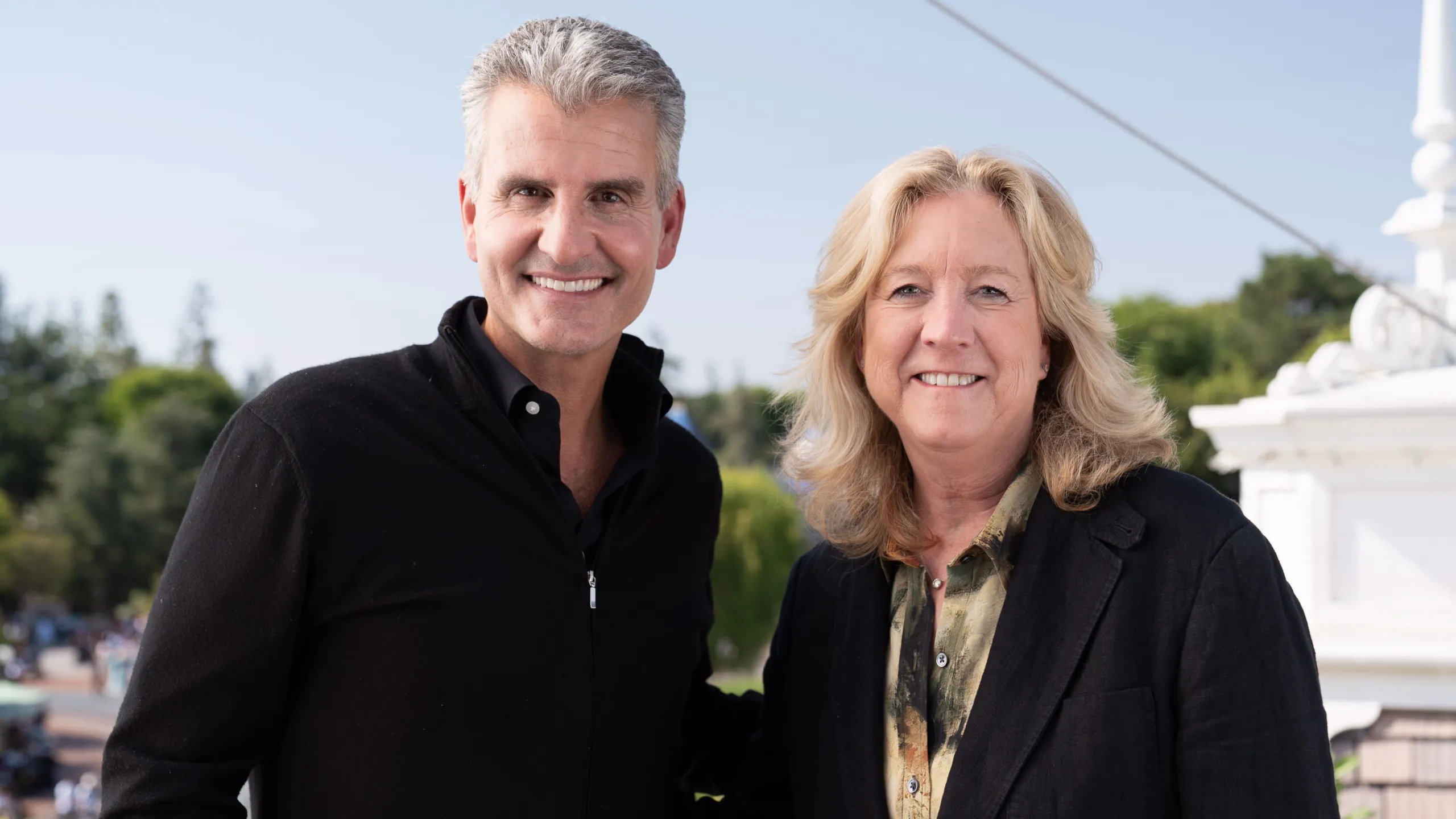 Leslie Iwerks com Josh D'Amaro em Disney Worldbuilders.