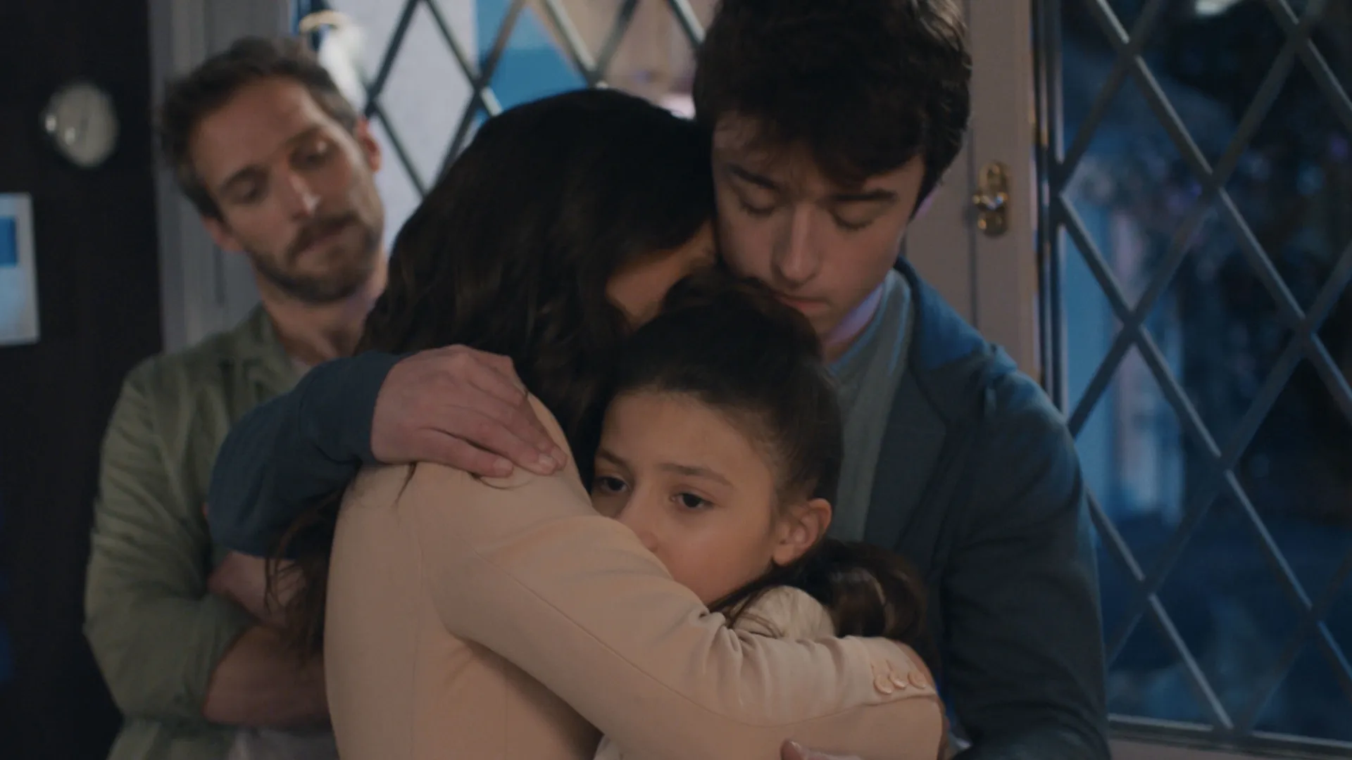 thumbnail - S12:E6 Family Bonds