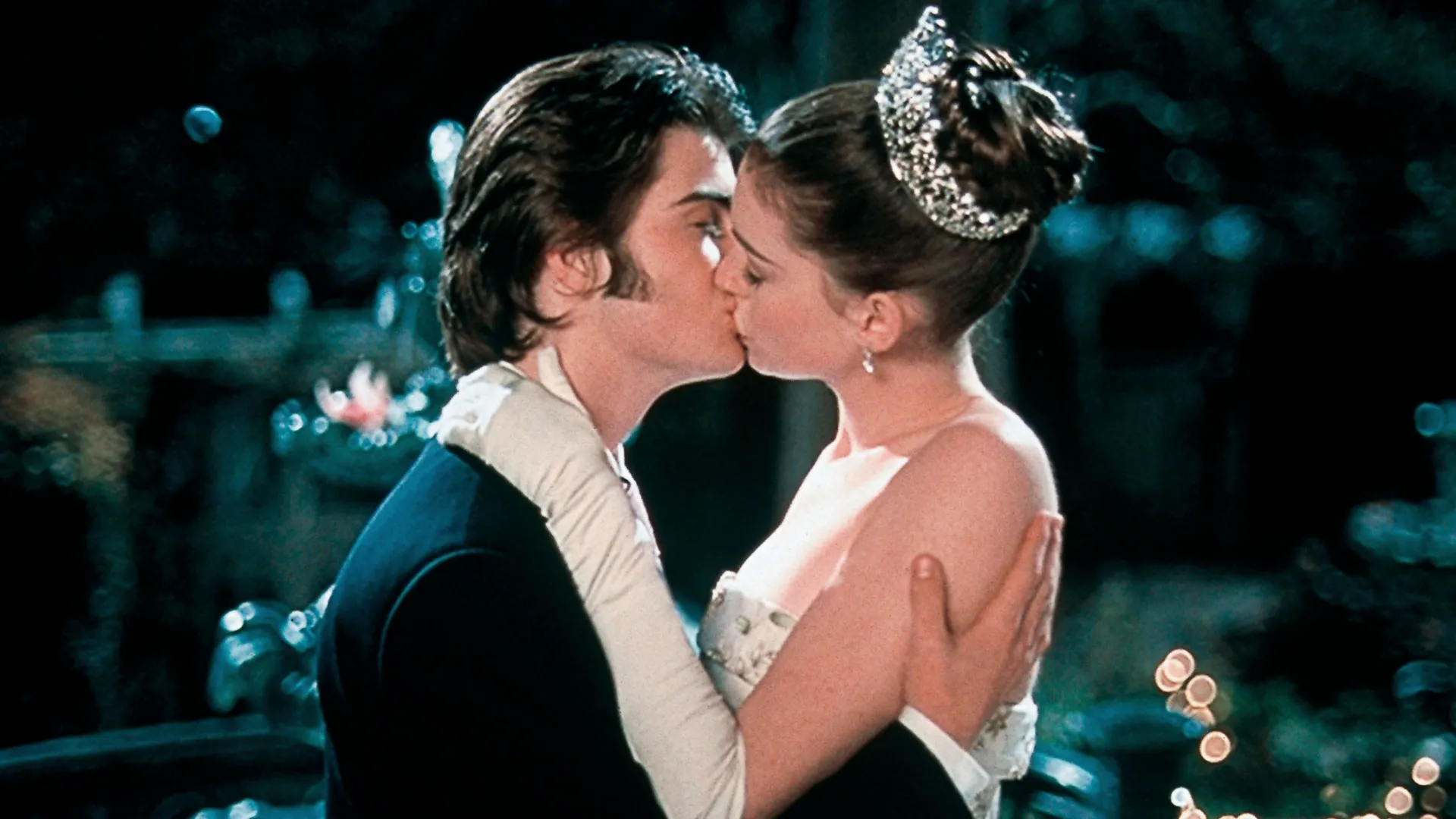 Mia Thermopolis (Anne Hathaway) and Michael Moscovitz (Robert Schwartzman) share a kiss in The Princess Diaries