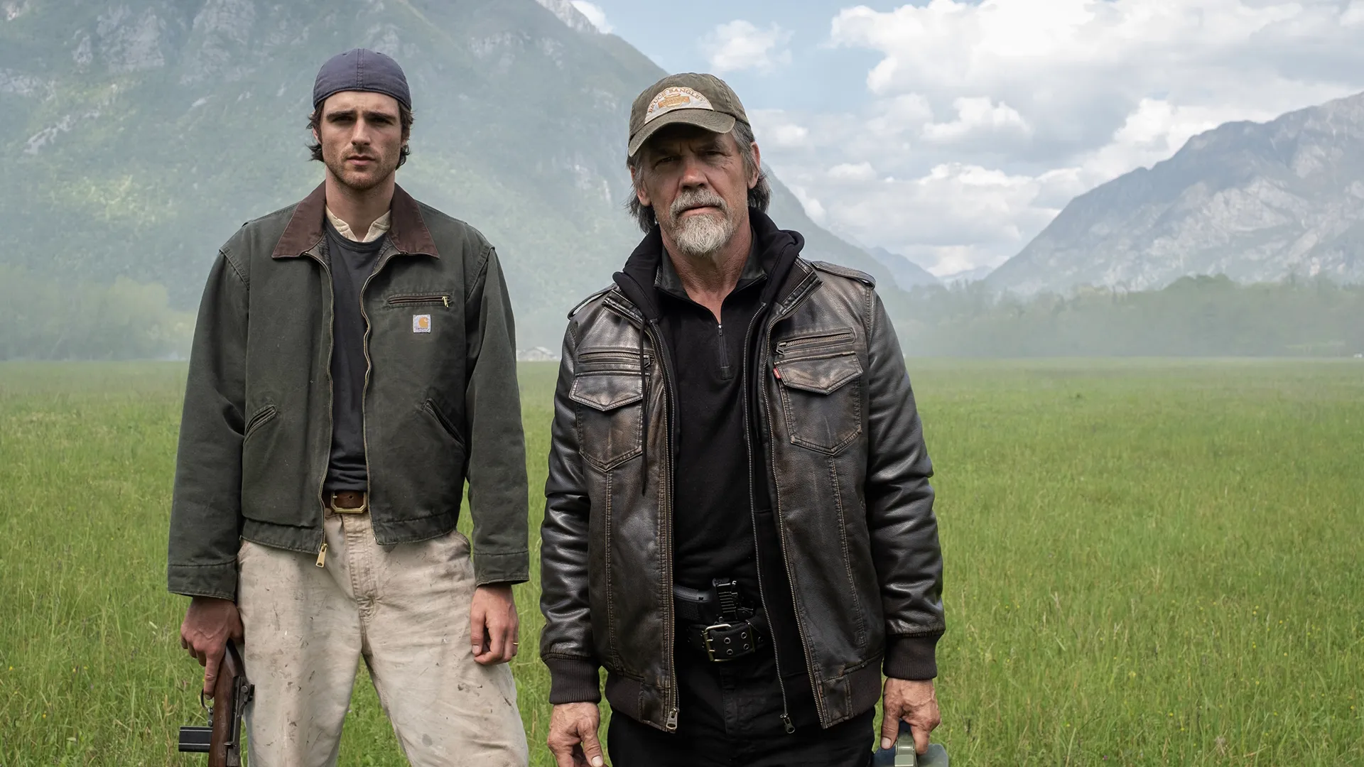 Jacob Elordi como Hig junto a Josh Brolin como Bangley
