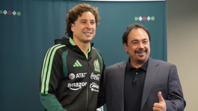 Guillermo Ochoa con Hugo Sánchez en el programa Desde el Tri, de ESPN México