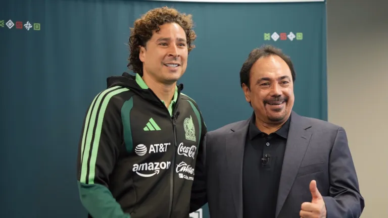 Guillermo Ochoa con Hugo Sánchez en el programa Desde el Tri, de ESPN México