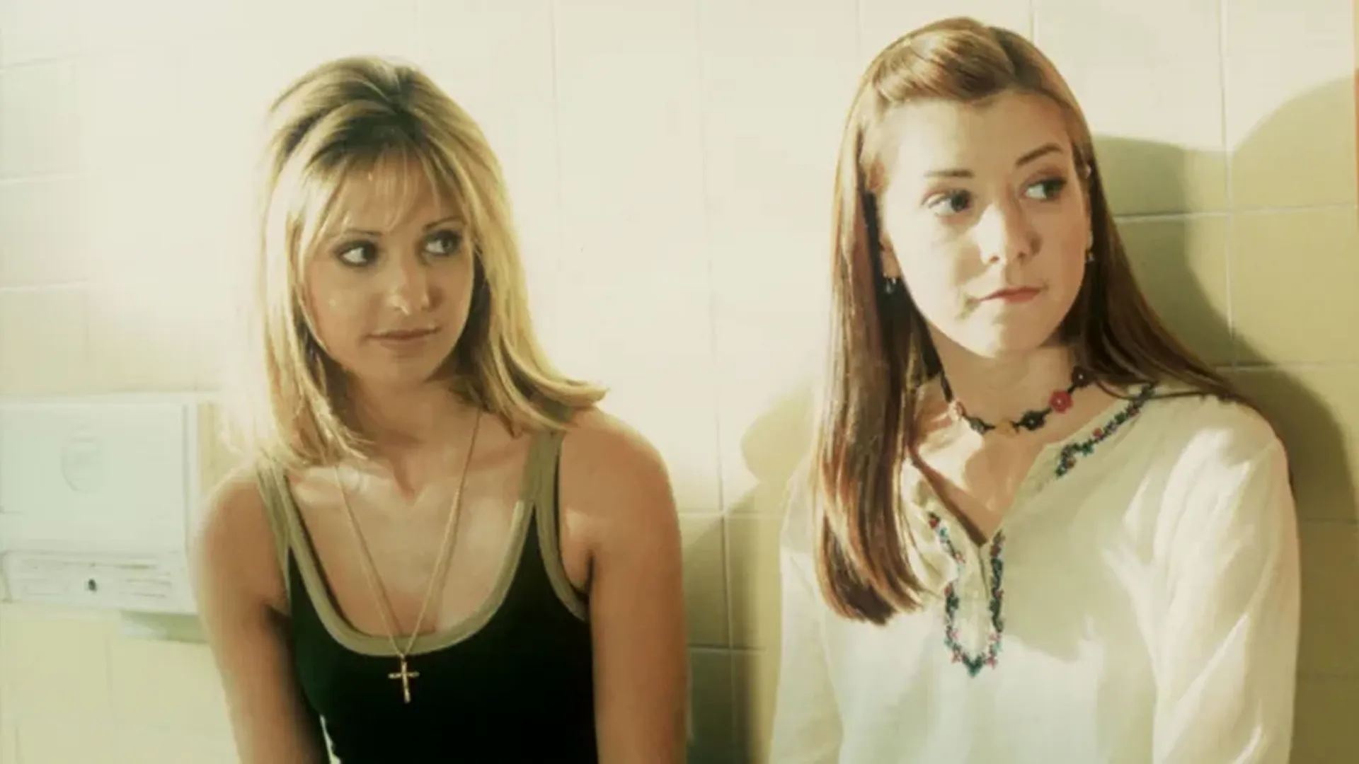 Buffy Summers (Sarah Michelle Gellar) and Willow Rosenberg (Alyson Hannigan) in Buffy the Vampire Slayer, Hulu