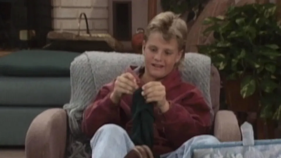 thumbnail - S3:E4 A Sew, Sew Evening
