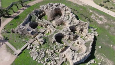 thumbnail - S2:E5 Aliens and the Buried Past