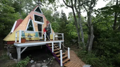 thumbnail - S10:E3 Pop of Color at Popham Beach