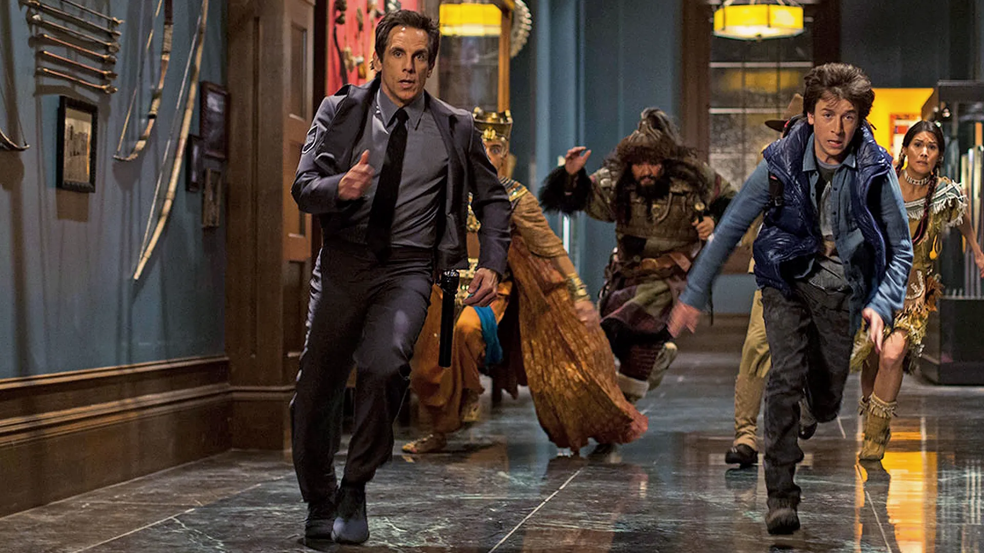 Ben Stiller as Larry Daley and Skyler Gisondo as Nick Daley running through the museum in Night at the Museum: Secret of the Tomb